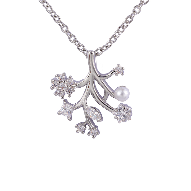 Blüten-Charm-Halskette mit Perlen- und CZ-Dekor