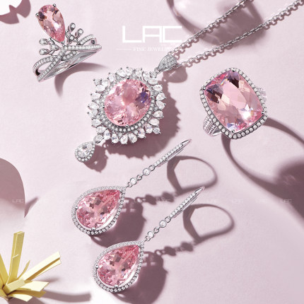 Dreiteiliges Schmuckset mit rosafarbenem Sakura-Edelstein STB028