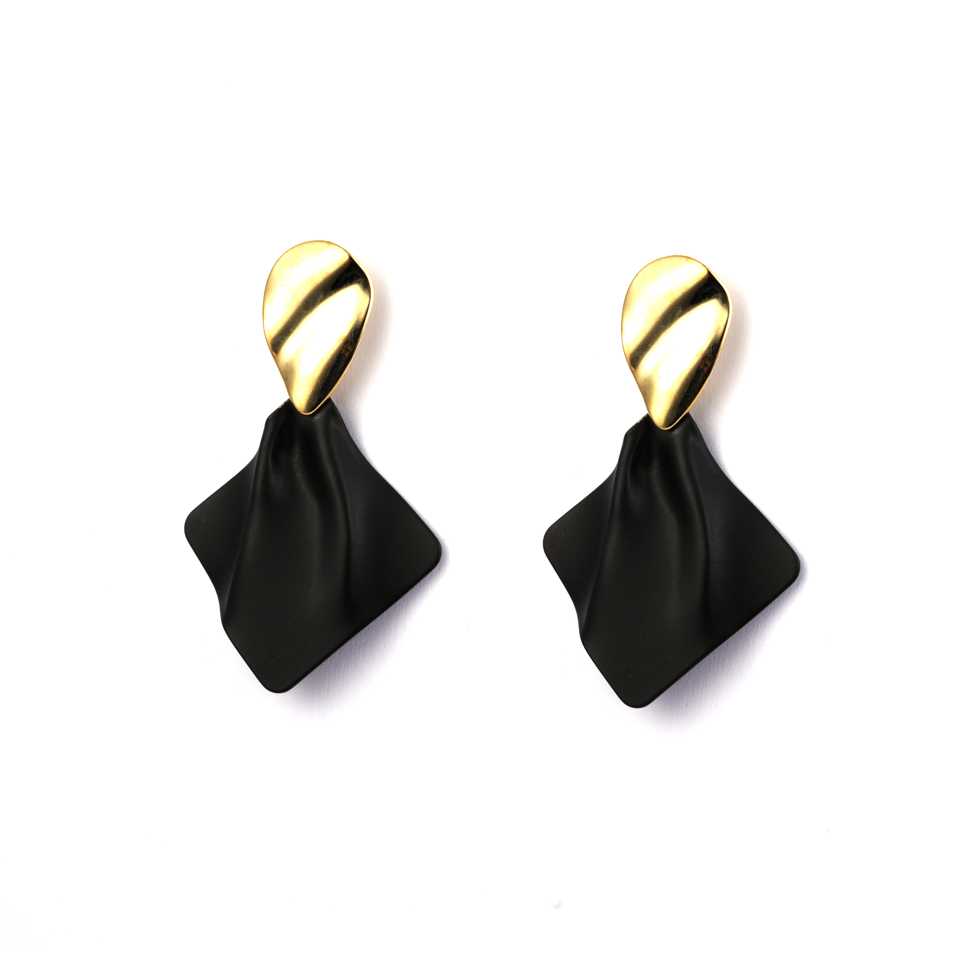 Modische Ohrringe in Schwarz und Gold