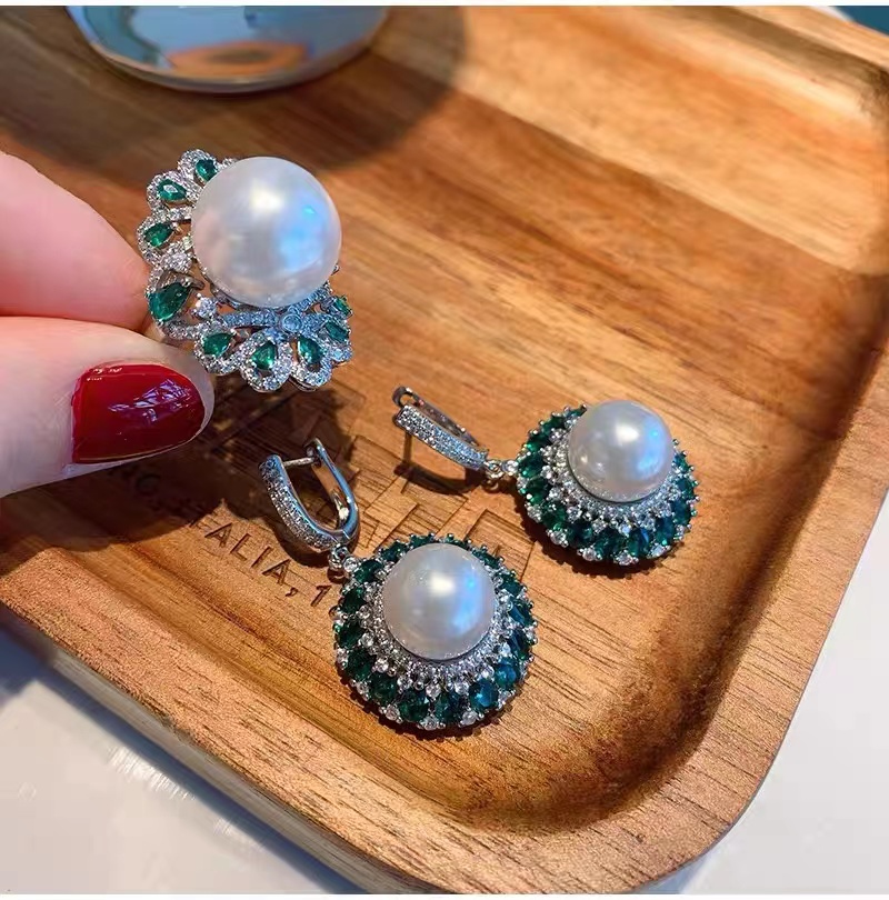 Set aus Ohrringen und Ringen mit großen weißen Perlen aus grünem Edelstein STB002