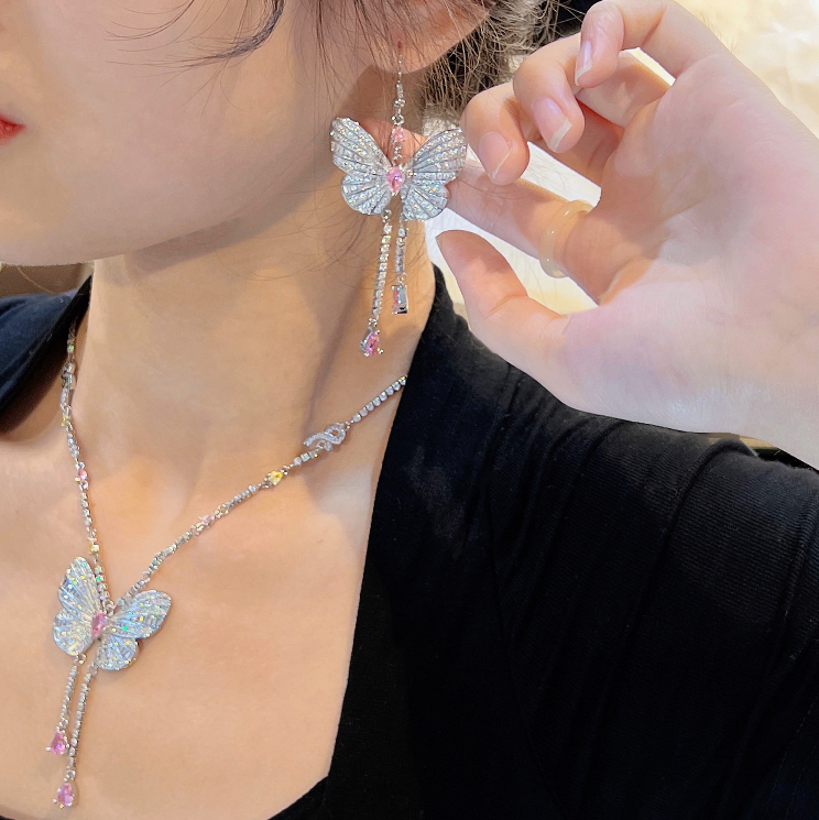 Set aus Halskette und Ohrringen mit Schmetterlingsquaste STB026