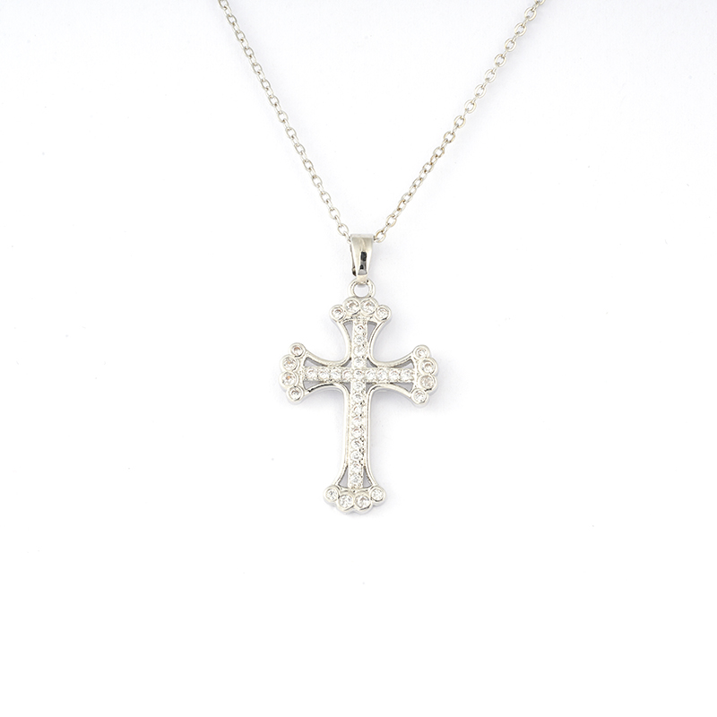 Halskette mit Kreuzanhänger im gotischen Stil
