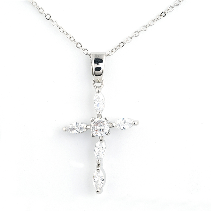 Halskette mit Kreuzanhänger aus Zirkonia