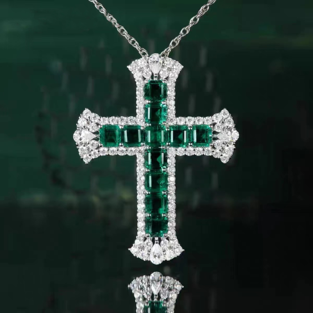 Halskette mit Kreuzanhänger und grünem Stein NTB039