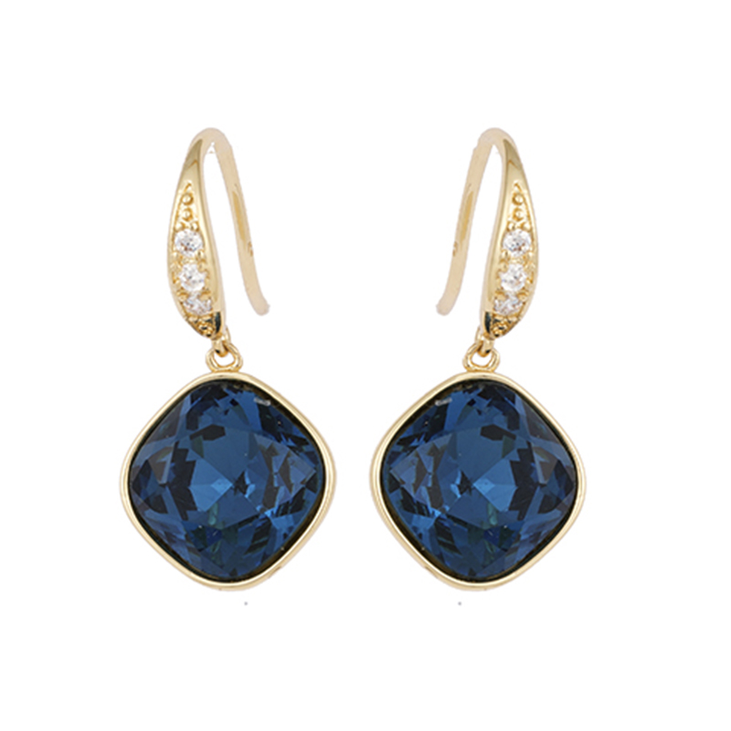 Modische Ohrringe mit blauen Steinen   